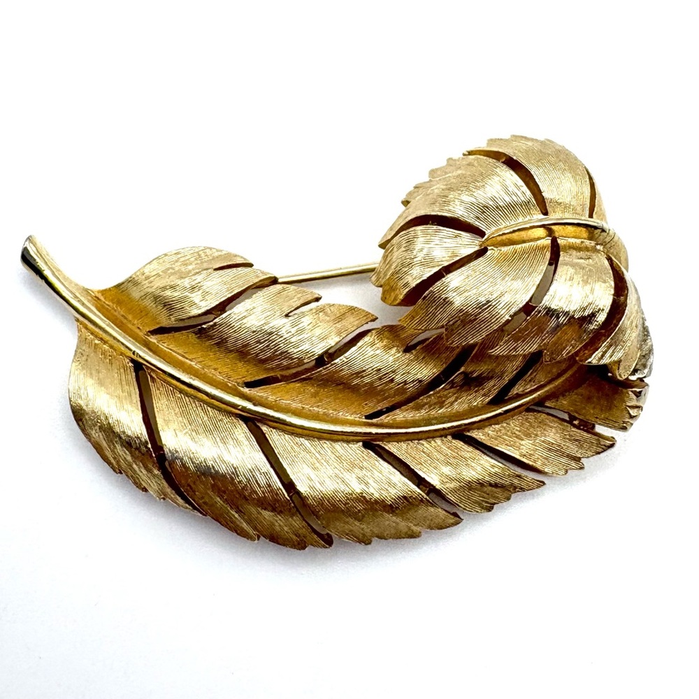 Vintage Crown Trifari Signed Gold Tone Leaf Brooch Pin